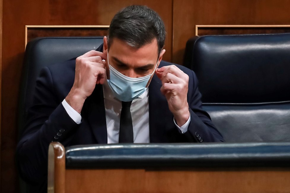 Španělský premiér Pedro Sánchez si v parlamentu nasazuje roušku (3. 6. 2020)