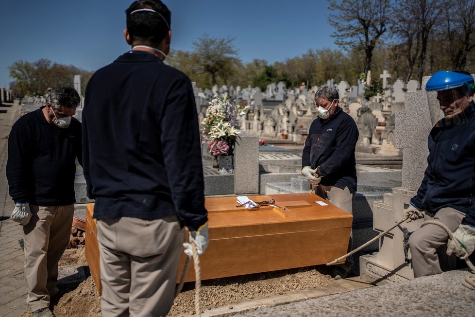 Pohřeb obětí pandemie koronaviru ve Španělsku (29. 3. 2020)