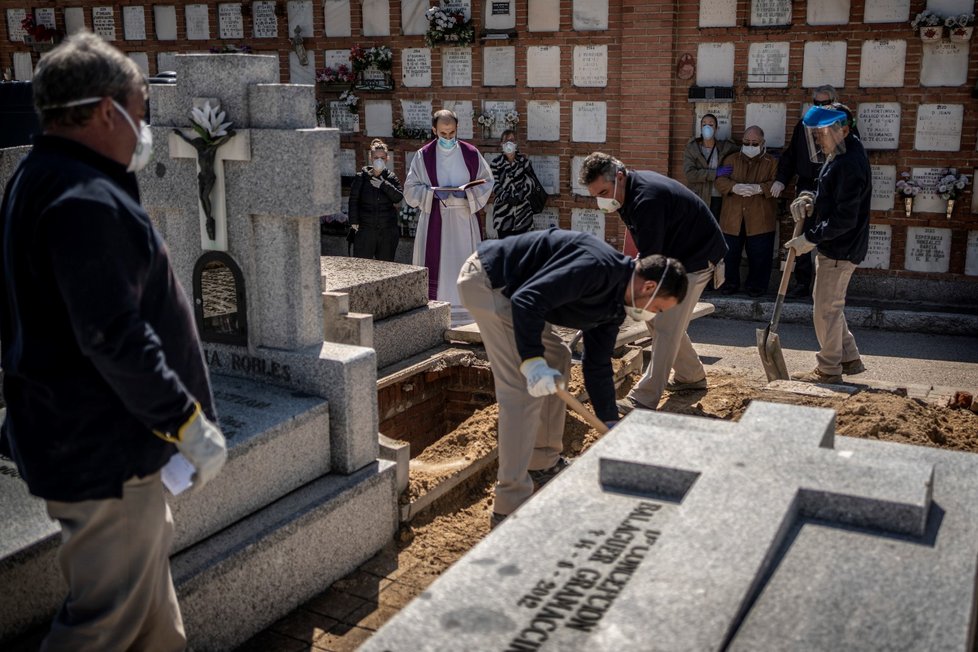 Pohřeb obětí pandemie koronaviru ve Španělsku (29. 3. 2020)