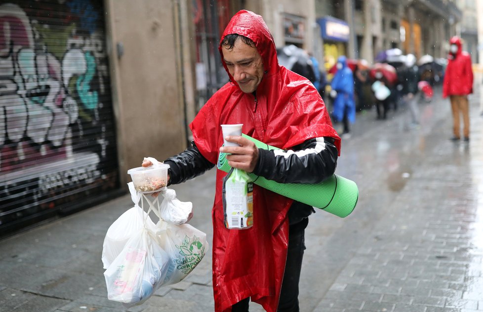 Barcelonští farníci připravili potravinové balíčky pro potřebné, (22.04.2020).