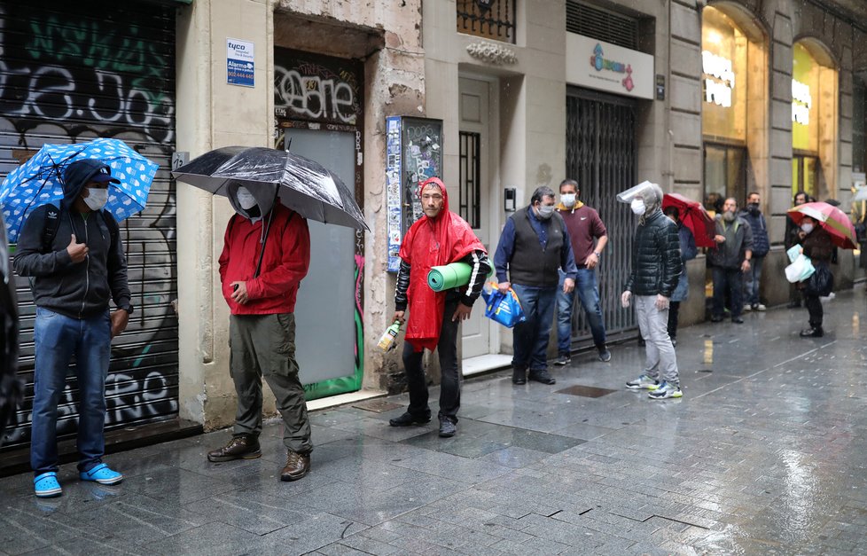 Barcelonští farníci připravili potravinové balíčky pro potřebné, (22.04.2020).