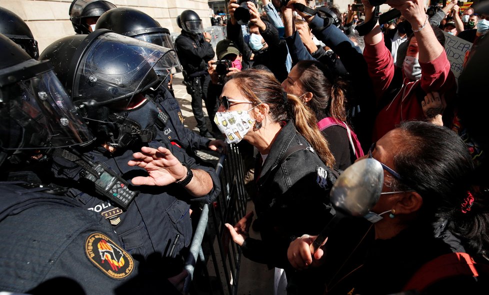 Koronavirus ve Španělsku: V Barceloně se protestovalo kvůli nucenému uzavření restaurací (16. 10. 2020).