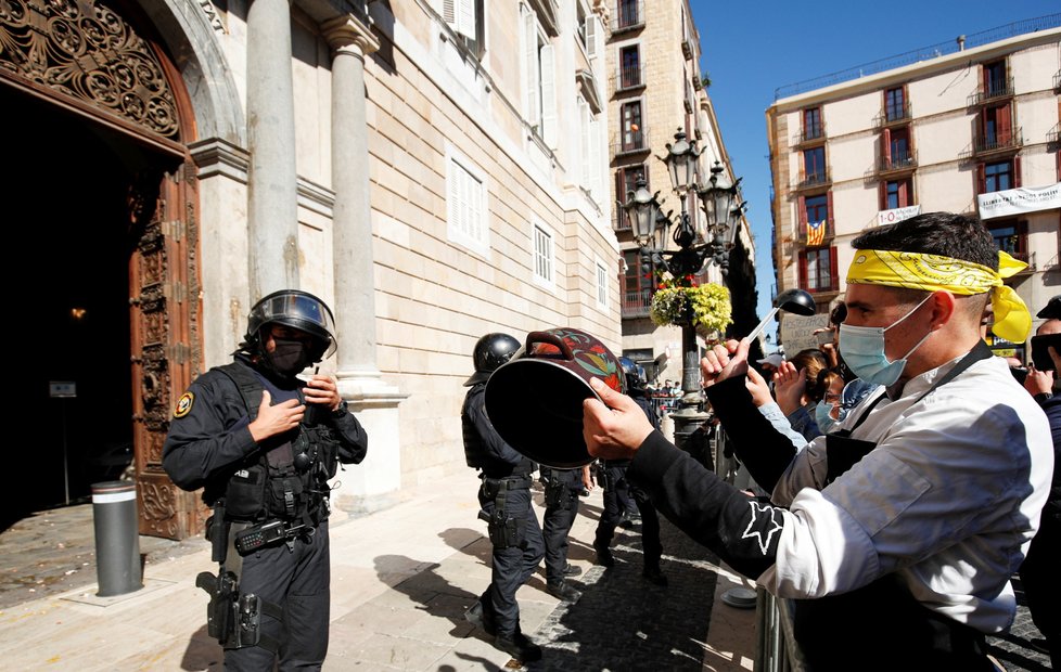 Koronavirus ve Španělsku: V Barceloně se protestovalo kvůli nucenému uzavření restaurací (16. 10. 2020).