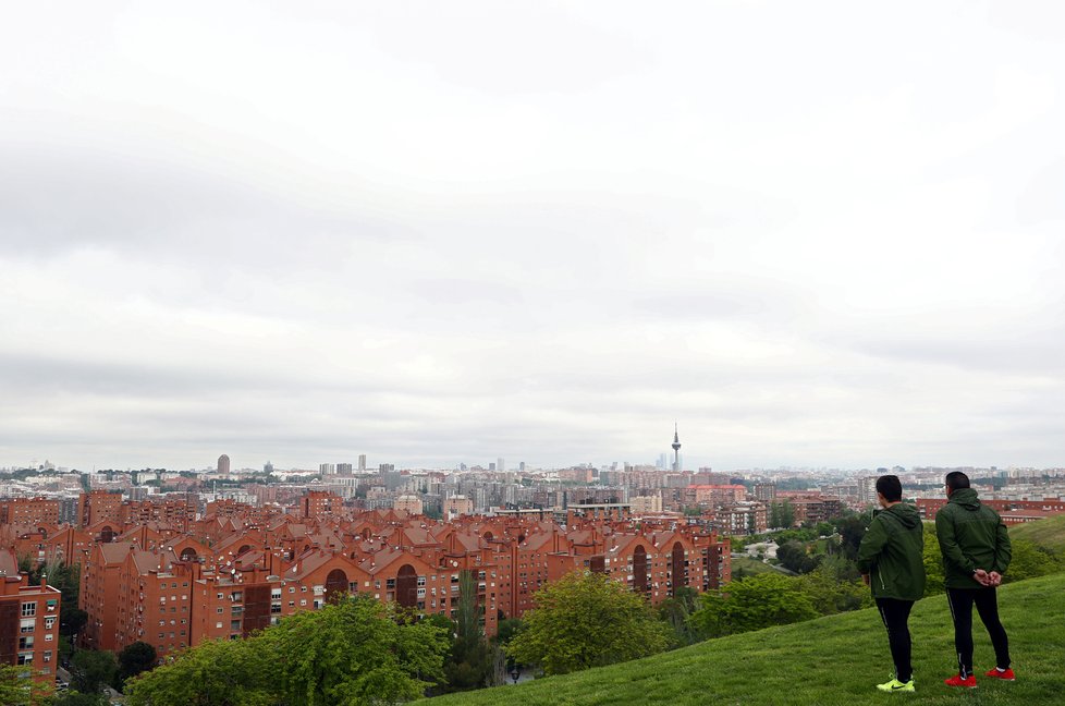 Koronavirus ve Španělsku: Sluníčko do ulic vyhnalo hlavně děti (26. 04. 2020).