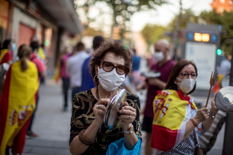 Španělé musí nosit povinně roušky. Řada z nich protestuje proti vládním opatřením (22. 5. 2020).