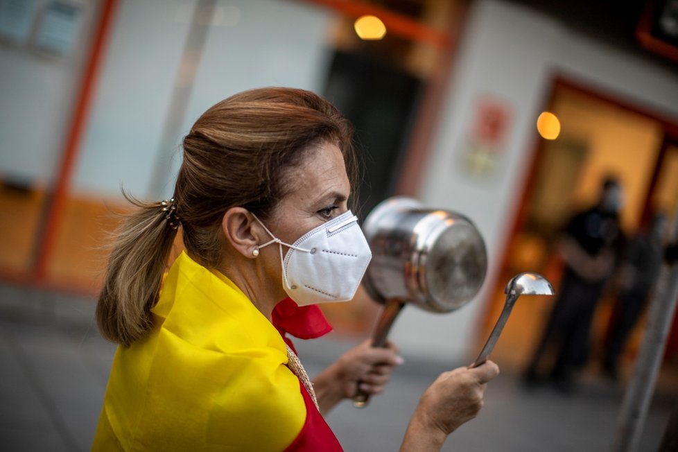 Španělé musí nosit povinně roušky. Řada z nich protestuje proti vládním opatřením (22. 5. 2020).