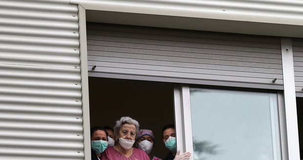 Lékaři a sestry utekli před koronavirem a nechali staroušky bez pomoci: V  domově zůstala jen jedna ošetřovatelka