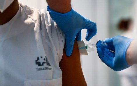 Koronavirus ve světě: Očkování zdravotníků.