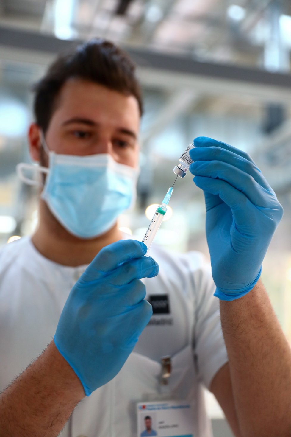 Koronavirus ve Španělsku: Očkování zdravotníků