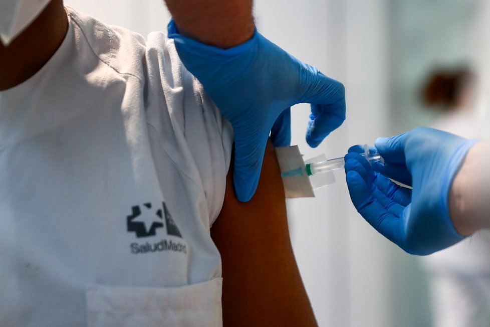 Koronavirus ve Španělsku: Očkování zdravotníků