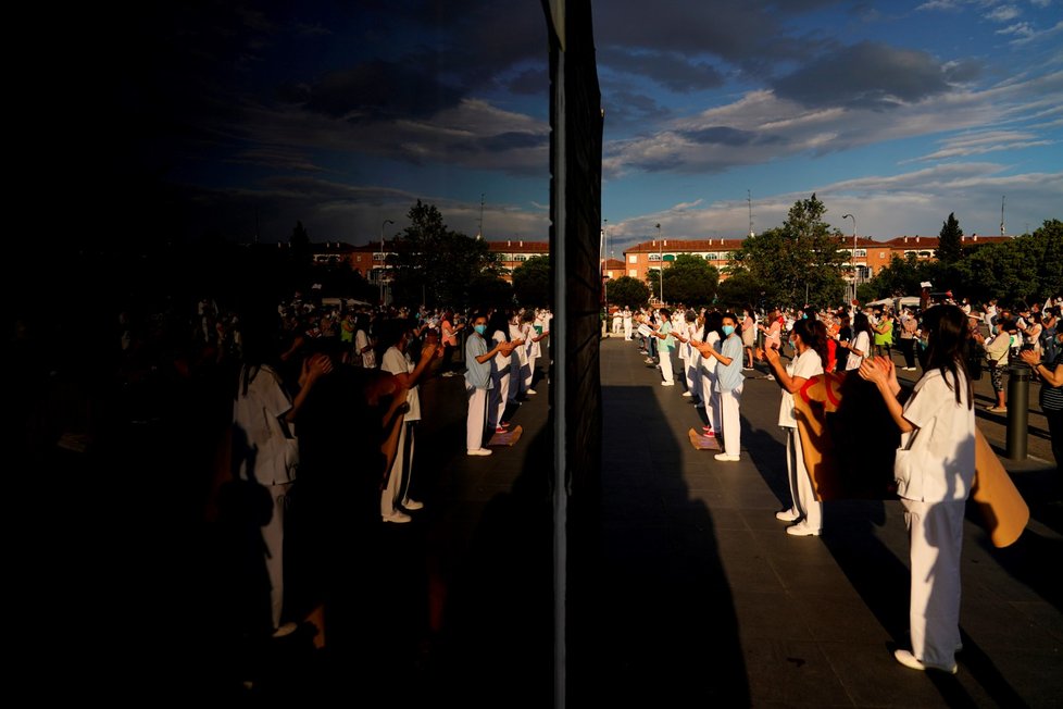 Protesty zdravotnického personálu ve Španělsku: Nemocnice žádají o posily (26. 5. 2020).