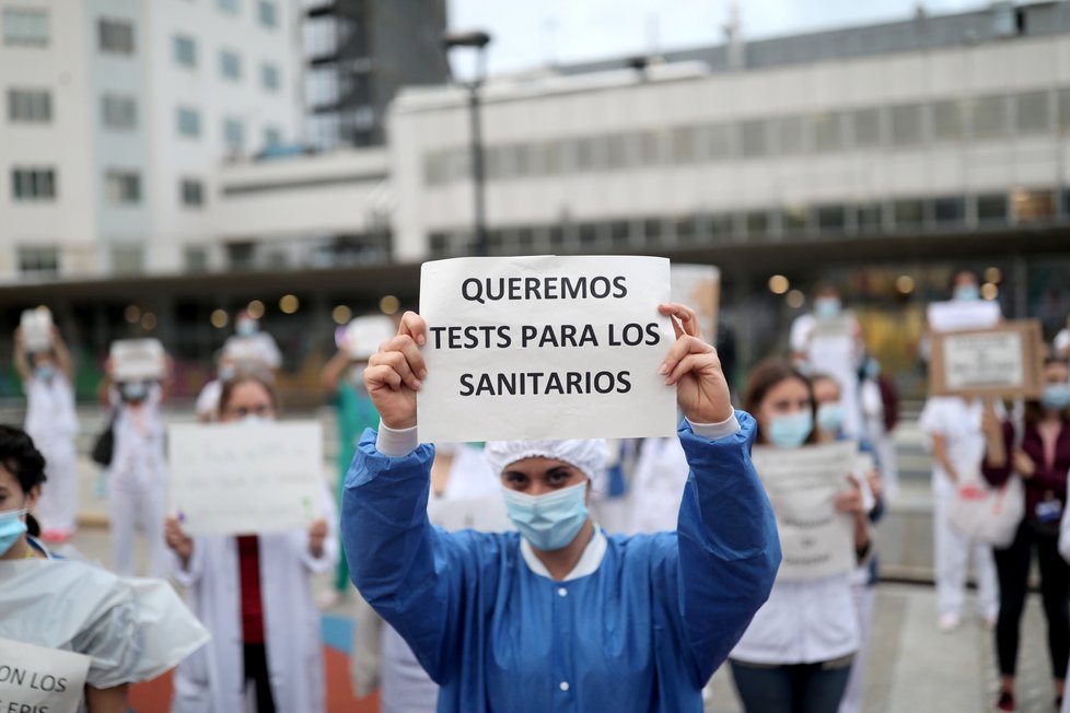 Koronavirus ve Španělsku: Protesty zdravotníků v Barceloně. (13.05.2020)