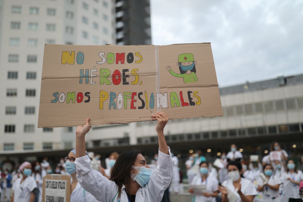 Koronavirus ve Španělsku: Protesty zdravotníků v Barceloně, (13.05.2020).