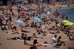 V Barceloně se s teplým červnovým počasí zaplnily pláže, lidé by na nich měli dodržovat rozestupy 1,5 metru