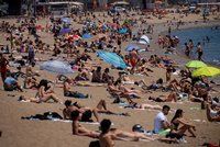 Rozestupy, roušky i zákaz alkoholu na pláži. Velvyslanec: Co čeká Čechy u moře ve Španělsku
