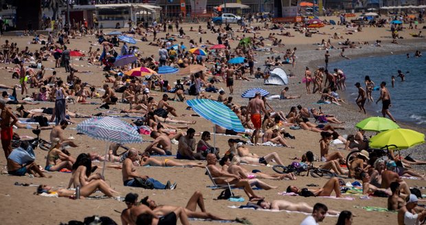 Rozestupy, roušky i zákaz alkoholu na pláži. Velvyslanec: Co čeká Čechy u moře ve Španělsku