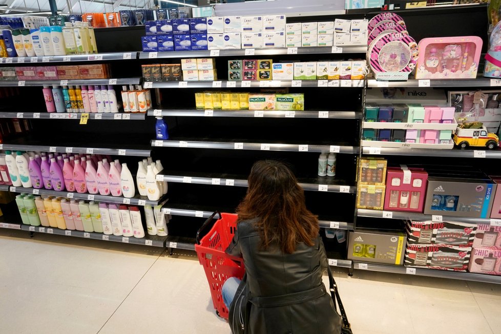 Ve španělských supermarketech dochází zásoby, lidé rychle vykupují suroviny (13. 3. 2020).