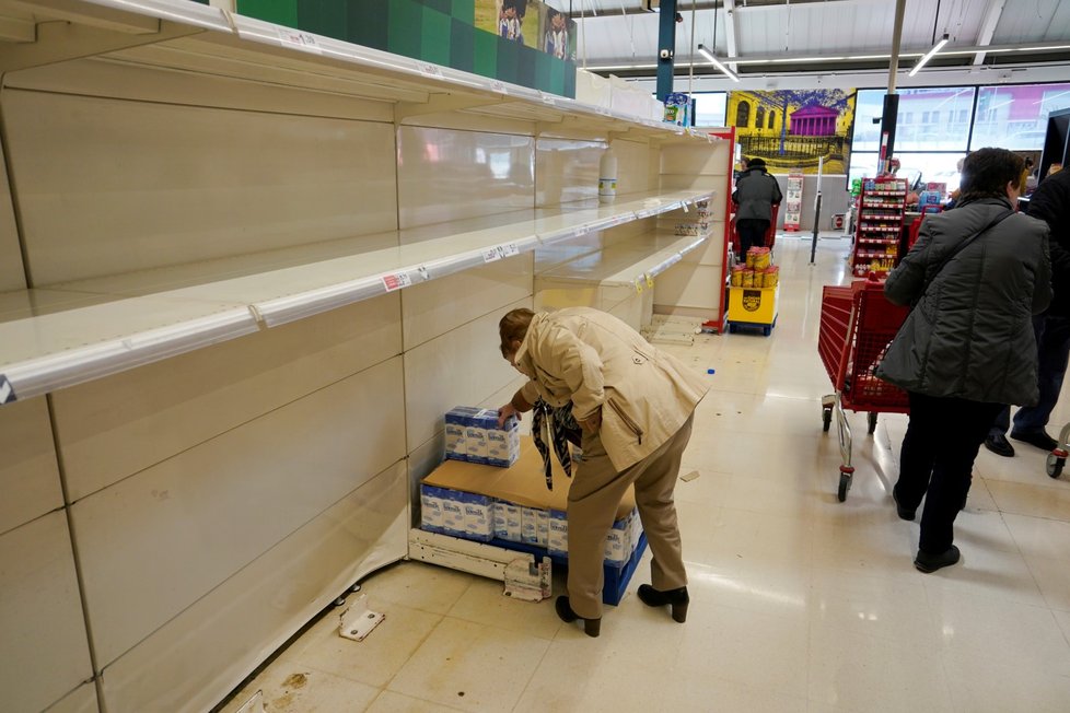 Ve španělských supermarketech dochází zásoby, lidé rychle vykupují suroviny (13.3.2020)