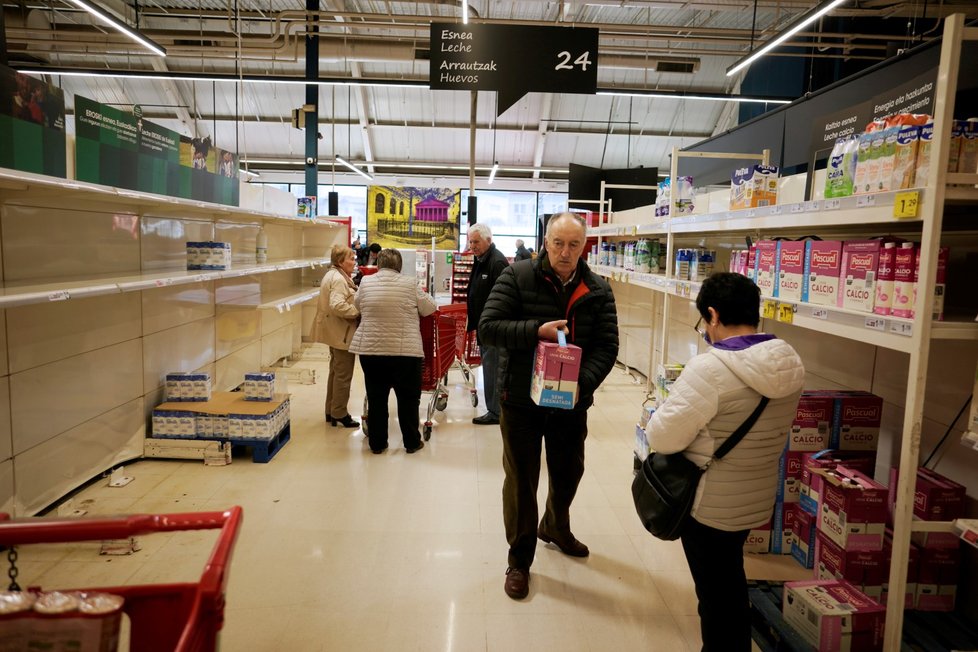 Ve španělských supermarketech dochází zásoby, lidé rychle vykupují suroviny (13. 3. 2020)