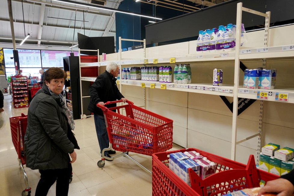 Ve španělských supermarketech dochází zásoby, lidé rychle vykupují suroviny (13.3.2020).