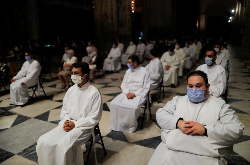 Truchlící za obětí koronaviru ve Španělsku