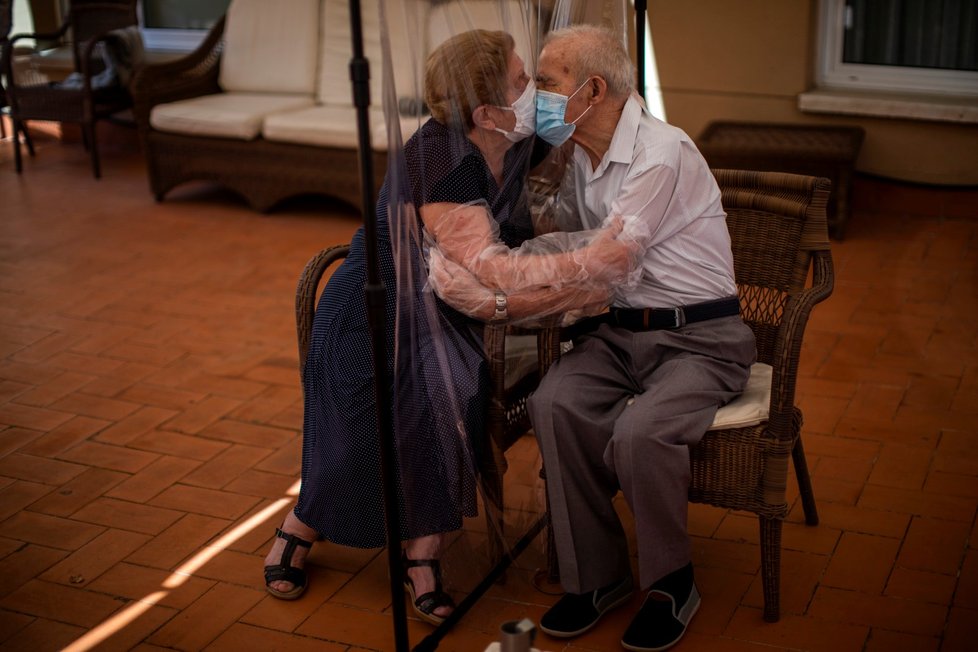 Takto probíhají návštěvy příbuzných v domovech seniorů ve Španělsku