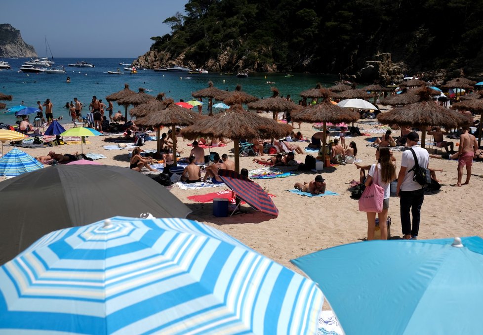 Ačkoliv nápis hlásí, že pláž je zavřená, Španělé si užívají moře (28. 6. 2020)