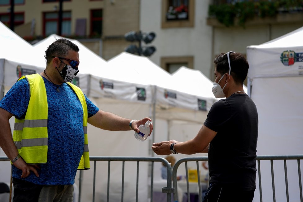 Ve Španělsku lidé stále musí nosit na veřejnosti roušky (8. 7. 2020).