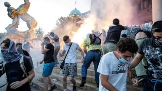 Srbové se bouří proti pandemickým opatřením. Střety s policií jsou tvrdé