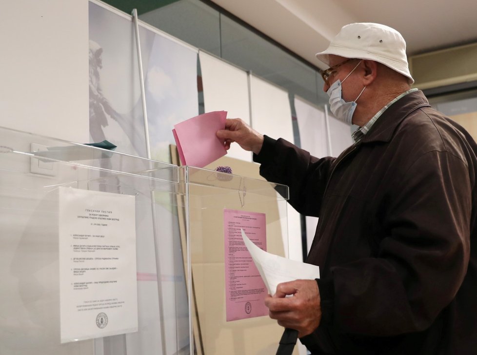 Volby v Srbsku provází přísná hygienická opatření.