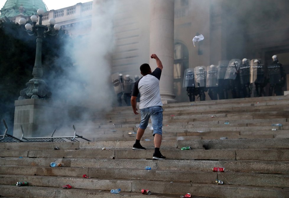 Protesty proti zákazu vycházení v Srbsku (8. 7. 2020)