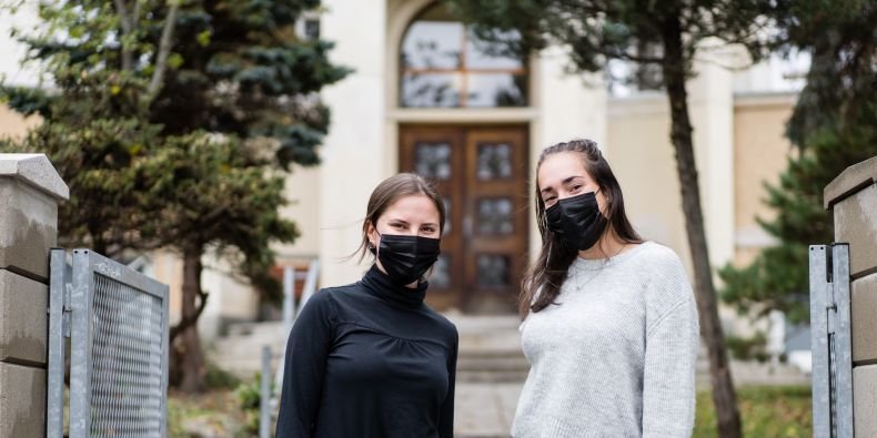 Helena Rozporková (vlevo) a  Karolína Vernerová kvůli řadě problémů se nemohly po vládním nařízení vrátit domů. K žádosti o výjimku přiložily i veršované zdůvodnění a slavily úspěch.