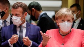 Německá kancléřka Merkelová a francouzský prezident Macron v rouškách na summitu EU.
