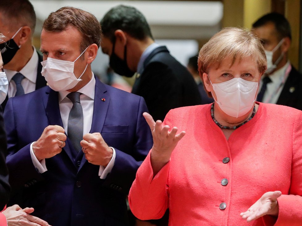 Německá kancléřka Merkelová a francouzský prezident Macron v rouškách na summitu EU.