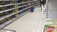 prázdné regály francouzského supermarketu