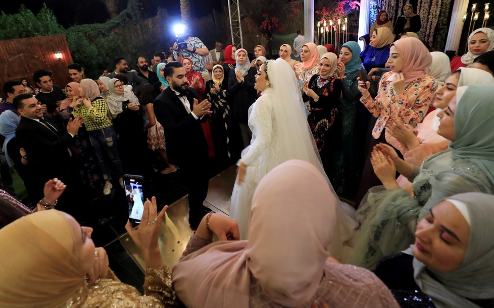 Svatba v době koronaviru: V Egyptě se mohou oslavy konat jen pod širým nebem.