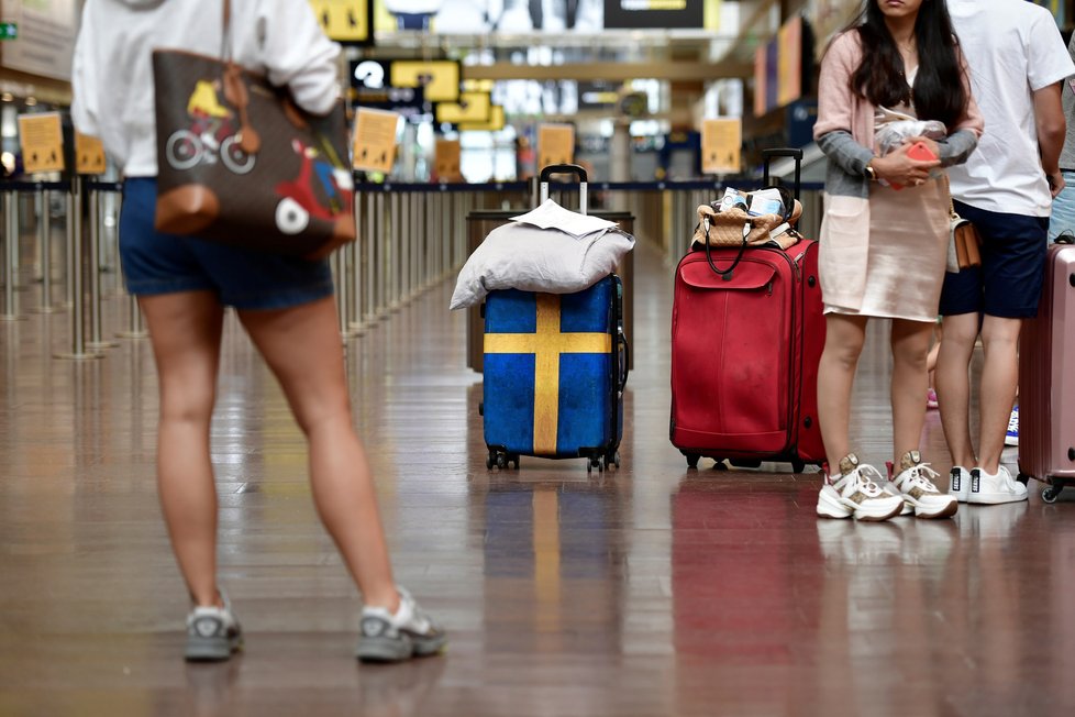 Koronavirus ve Švédsku (02. 07. 2020). Na dovolenou vyrážejí i Švédové, snímek ze stockholmského letiště.