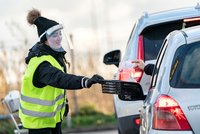 Švédsko po rekordních číslech otočilo: Zavře plovárny a knihovny a poprvé doporučuje roušky