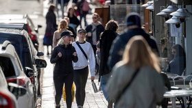 Ve Švédsku to skoro vypadá, jako kdyby žádná pandemie nebyla. Restaurace praskají ve švech, všude plno lidí.