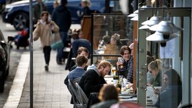 Ve Švédsku to skoro vypadá, jako kdyby žádná pandemie nebyla. Restaurace praskají ve švech, všude plno lidí.