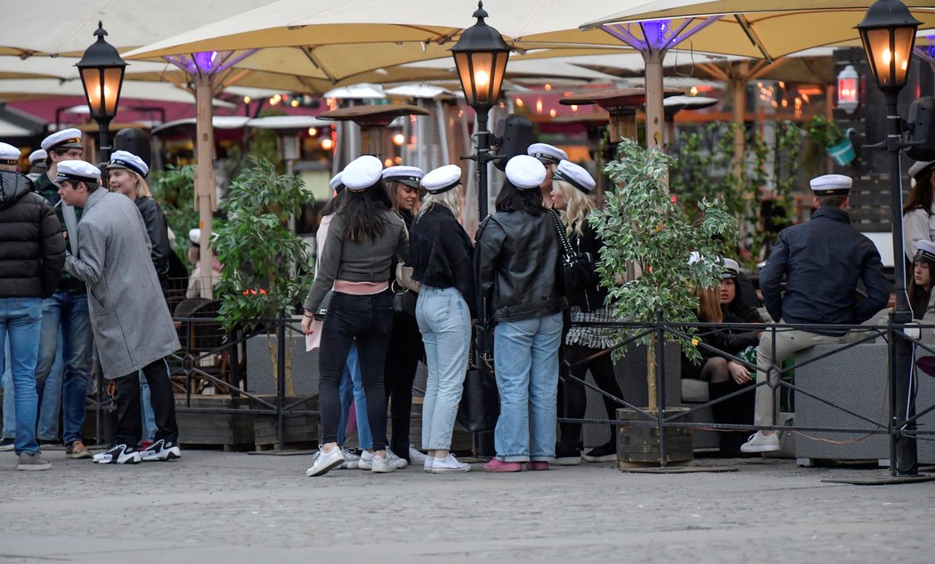 Ve Švédsku to skoro vypadá, jako kdyby žádná pandemie nebyla. Restaurace praskají ve všech, všude plno lidí. 