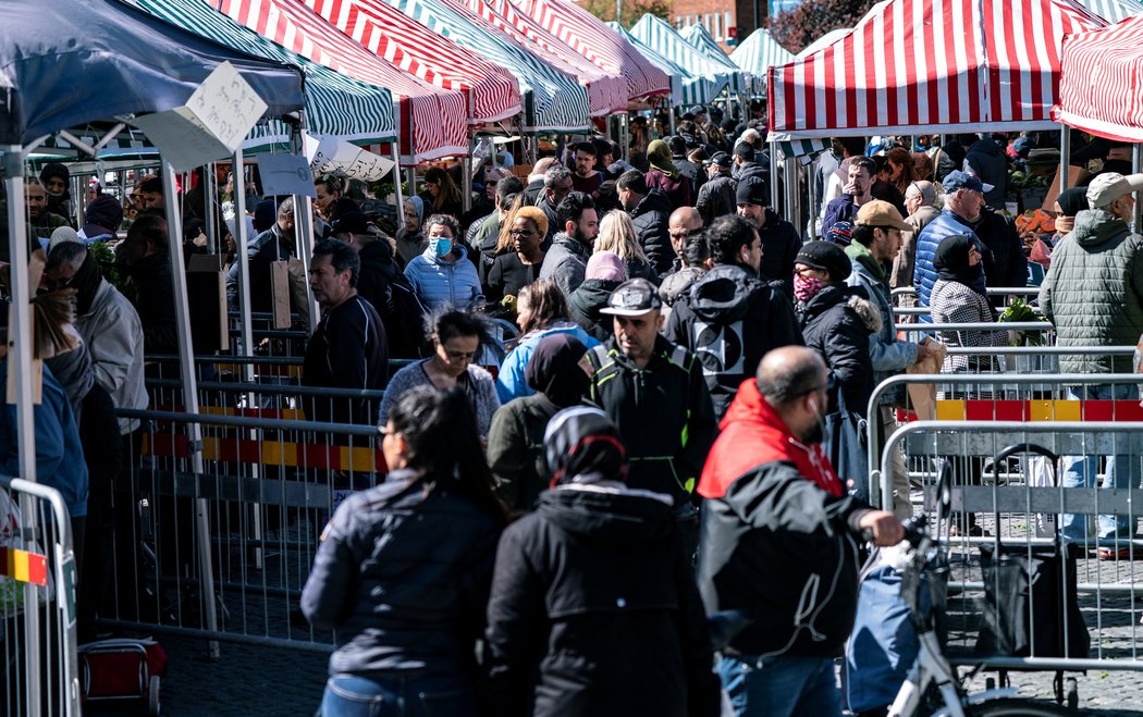 Ve Švédsku to skoro vypadá, jako kdyby žádná pandemie nebyla. Restaurace praskají ve všech, všude plno lidí. 