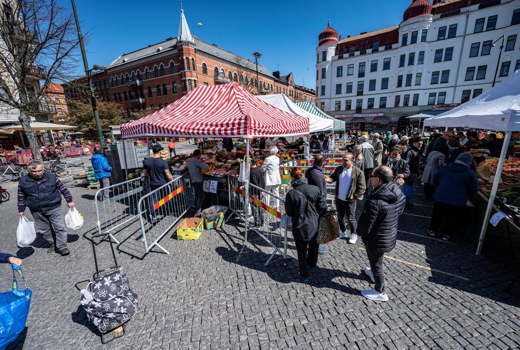 Ve Švédsku to skoro vypadá, jako kdyby žádná pandemie nebyla. Restaurace praskají ve všech, všude plno lidí. 