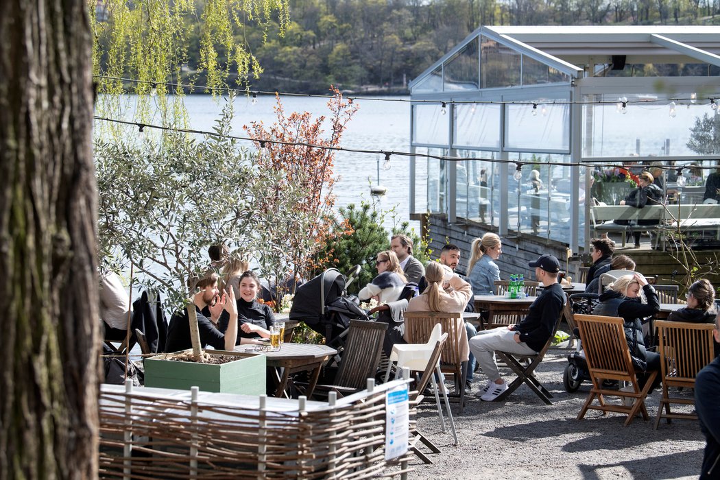 Ve Švédsku to skoro vypadá, jako kdyby žádná pandemie nebyla. Restaurace praskají ve všech, všude plno lidí. 