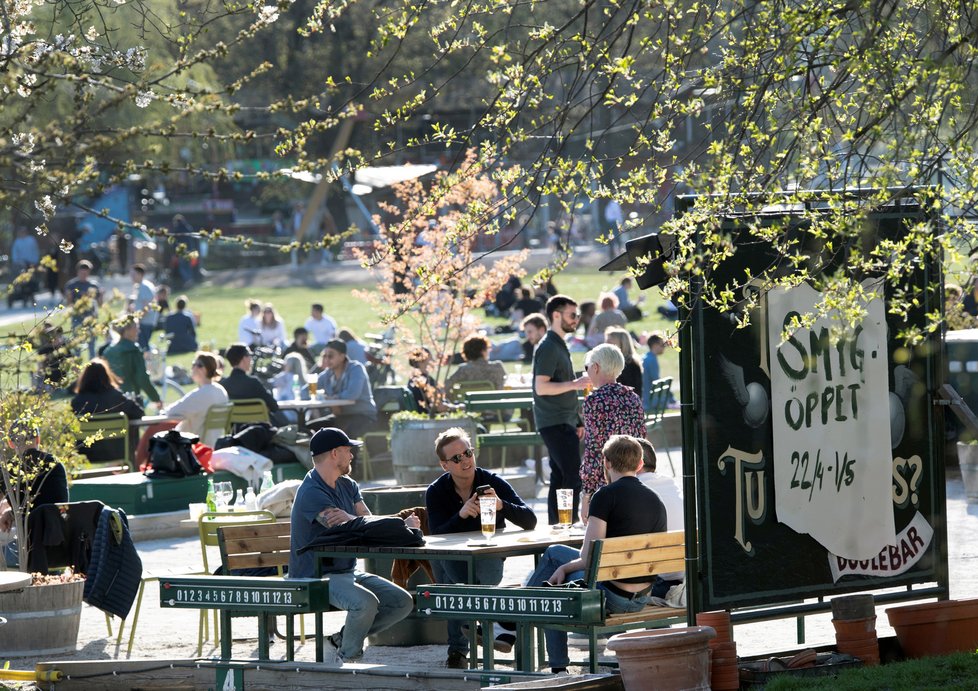 Ve Švédsku to skoro vypadá, jako kdyby žádná pandemie nebyla. Restaurace praskají ve švech, všude plno lidí.