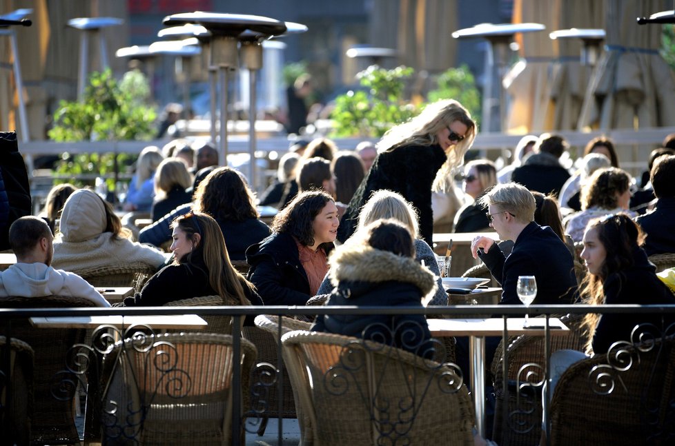 Ve Švédsku to skoro vypadá, jako kdyby žádná pandemie nebyla. Restaurace praskají ve švech, všude plno lidí.