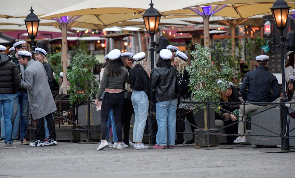 Ve Švédsku to skoro vypadá, jako kdyby žádná pandemie nebyla. Restaurace praskají ve všech, všude plno lidí.