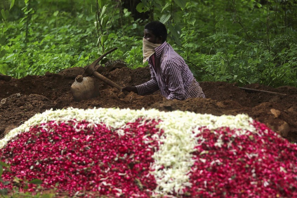 Koronavirus v Indii: Místní nestíhají pohřbívat své mrtvé. Vznikají i speciální hřbitovy.