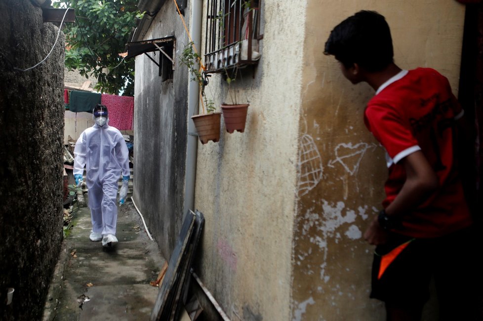 Koronavirus v Indii: Zdravotníci kontrolují různé čtvrti i pracoviště.