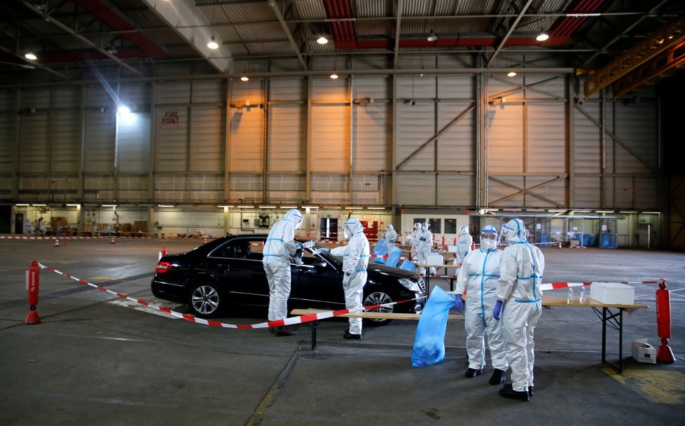 Koronavirus v Německu: Zaměstnanci na letišti čistí hangáry a pracoviště každý den.